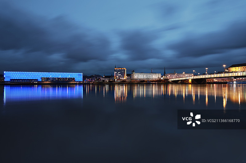 蓝色，奥地利林茨，夜晚海天相映的城市美景图片素材
