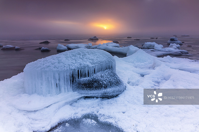 爱沙尼亚，霜冻的黎明，日落时天空映衬着冰冻的大海图片素材
