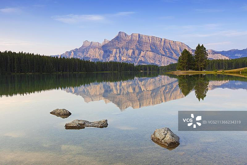 伦德尔山和两个杰克湖，班夫国家公园，阿尔伯塔，加拿大落基山脉，加拿大，北美图片素材