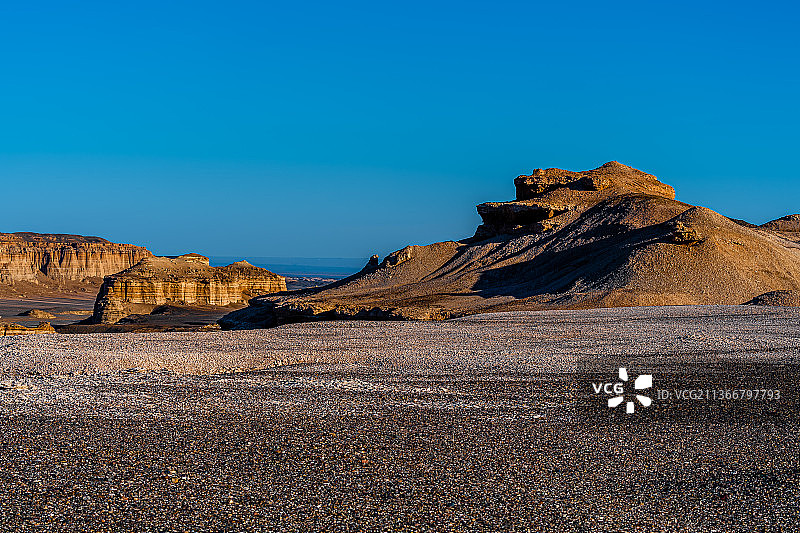 中国新疆喀木尔，无人地带，蓝天映衬下的沙漠风景图片素材