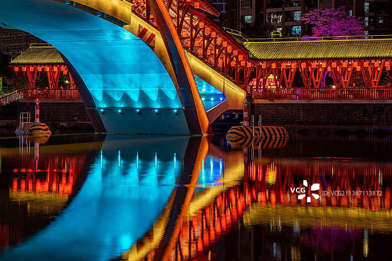 中国佛山里水梦里水乡景区情浓桥新年夜景图片素材