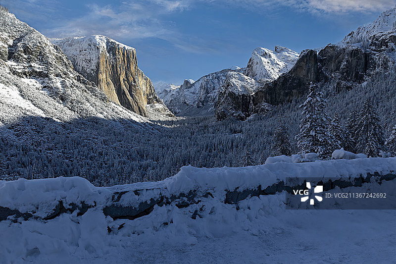 山谷里下雪了，雪山映衬着天空的风景，约塞米蒂山谷，美国，加利福尼亚州图片素材