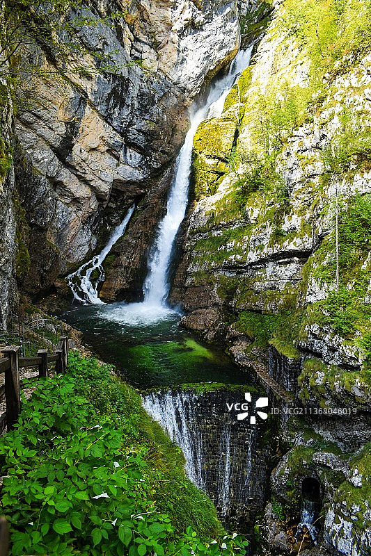萨维卡瀑布，森林瀑布景观图片素材