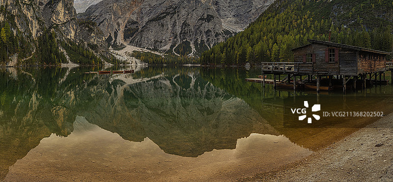 Lago di Brais，意大利，布拉格，群山环抱的湖景图片素材