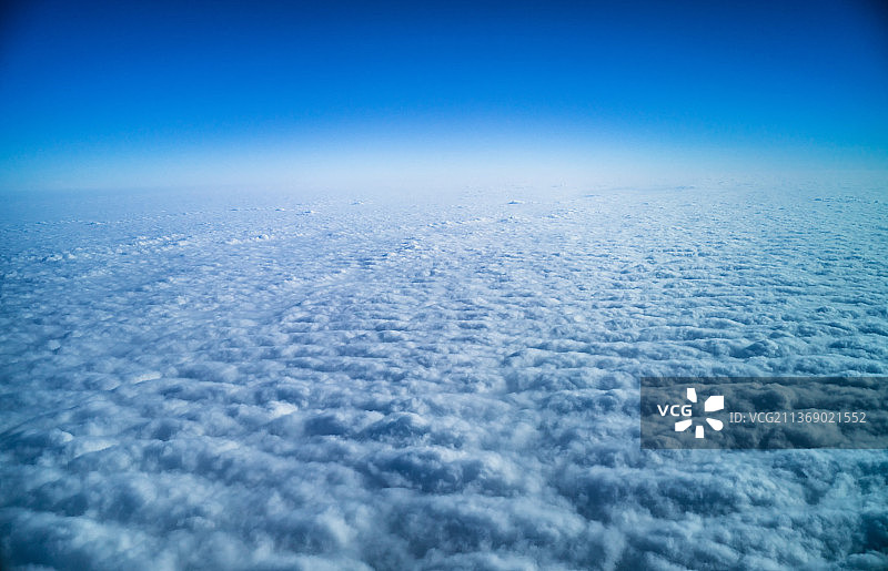 飞机上云端上俯瞰航拍蓝天白云风景图片素材