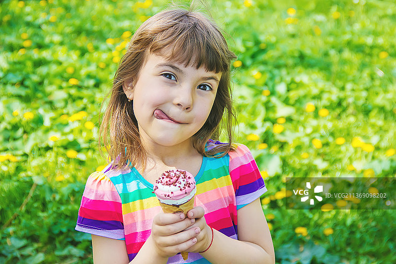 孩子吃冰淇淋有选择性地集中注意力图片素材