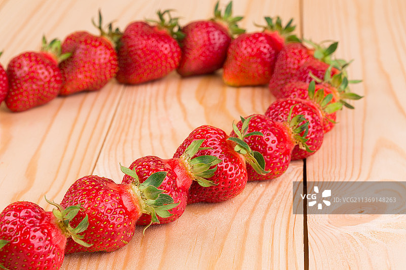 新鲜草莓，摩尔多瓦桌上草莓的特写图片素材