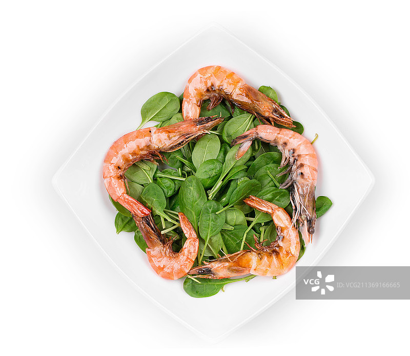 新鲜的水煮虾，在白色背景下盘子里食物的正上方，摩尔多瓦图片素材