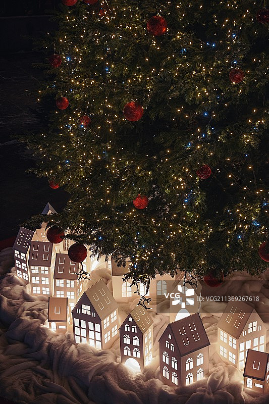 圣诞彩灯和心情，家里圣诞树的特写图片素材
