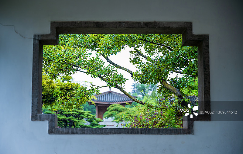 中式园林透过框景结构的景色图片素材