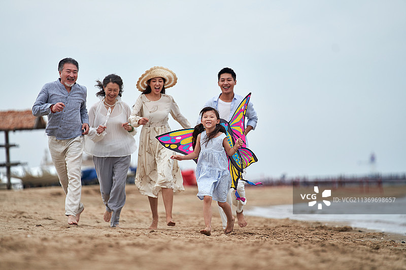 快乐的一家人在海边度假图片素材