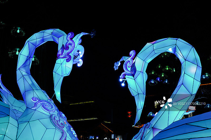 南京夫子庙秦淮风光带，老门东的天鹅花灯呈现心型图片素材