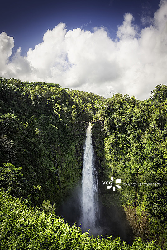 阿卡卡瀑布，俯瞰天空的瀑布景观，夏威夷，美国图片素材