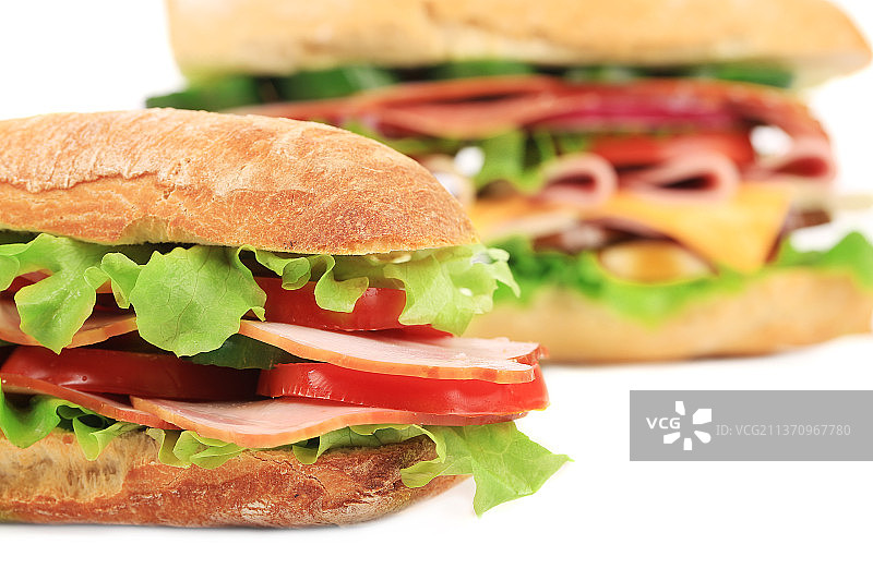 新鲜的法式长棍三明治，白色背景下的汉堡特写，摩尔多瓦图片素材
