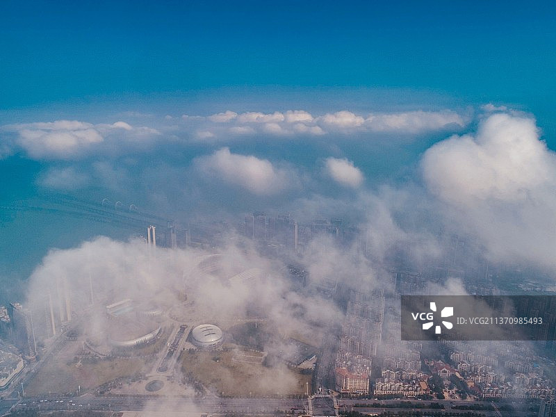 俯瞰云中城市图片素材