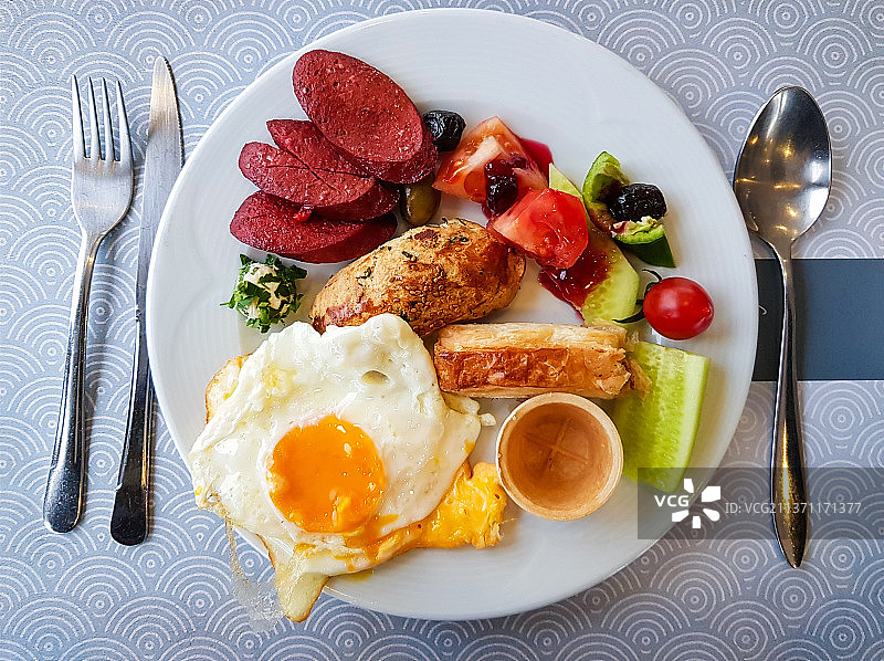 餐布上的 圆形餐盘 健康水果和蔬菜 沙拉 早餐 西餐 食物 美食图片素材