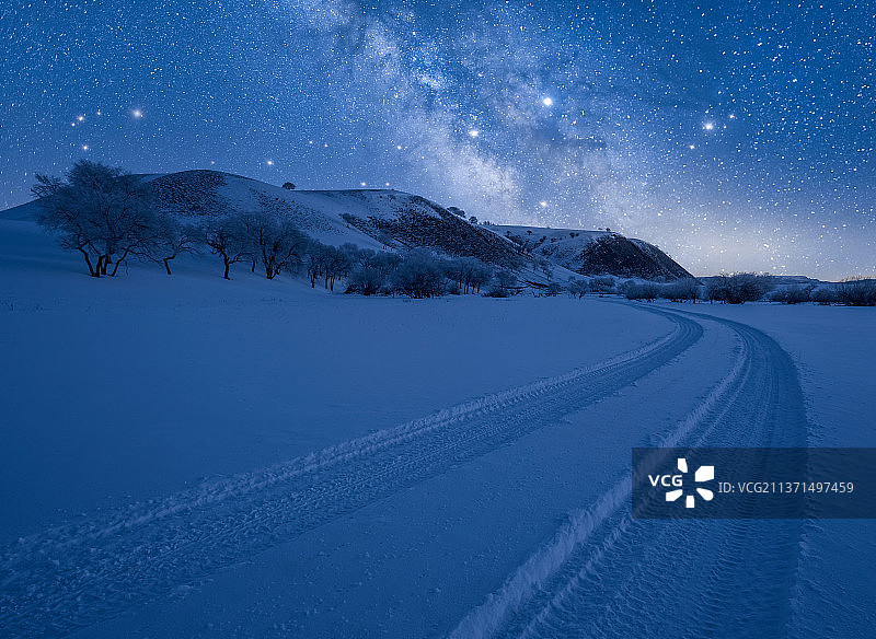 蓝色星空下的雪地车辙印图片素材