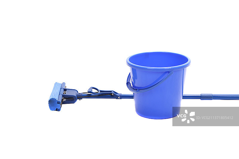 蓝色的水桶和海绵拖把，白色背景下蓝色水罐的特写，摩尔多瓦图片素材