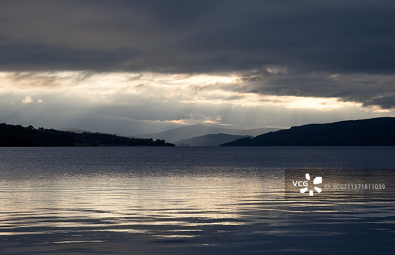 日落时的兰诺奇湖，日落时天空映衬下的湖泊风景，皮特洛赫里，英国，英国图片素材