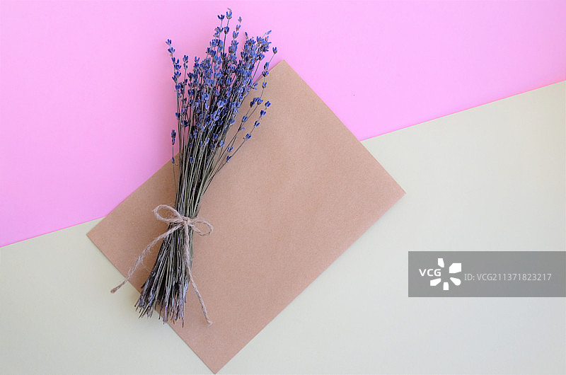 精致的淡紫色花束，以黄粉色为背景，手工制作图片素材