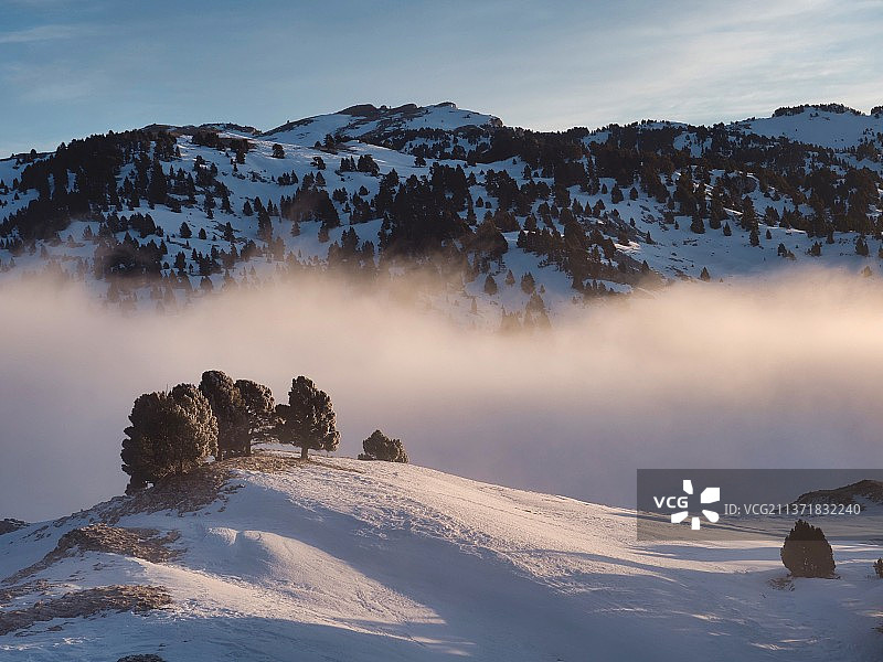 法国维科尔山，白雪覆盖的山脉映衬着天空图片素材