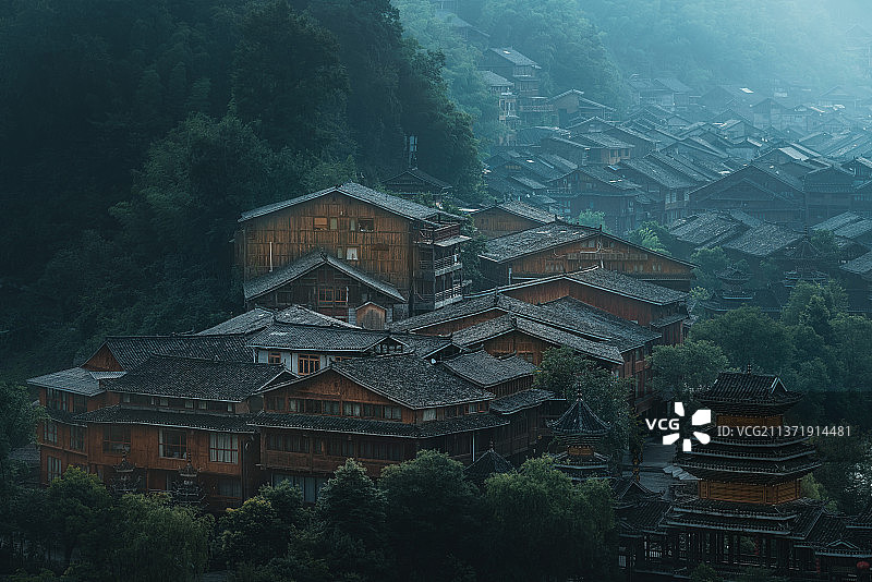 烟雨朦胧中的贵州肇兴侗寨古建筑一角图片素材