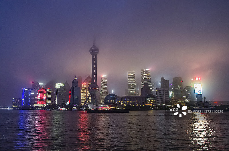 大雾下的上海外滩夜景图片素材