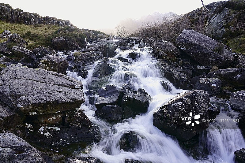 威尔士瀑布，瀑布相对天空的风景，Cwm Idwal，班戈，英国图片素材
