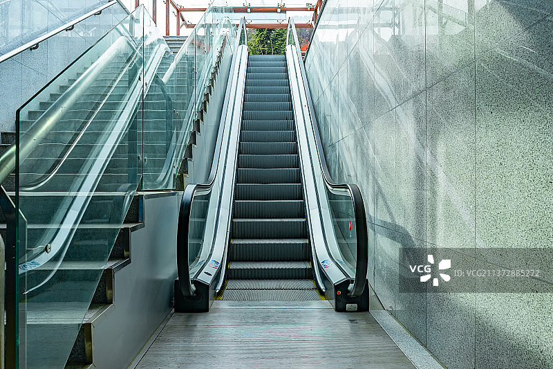 中国城市建筑公共设施拍摄主题，低视角拍摄地下通道里的电动扶梯，户外无人图像摄影图片素材