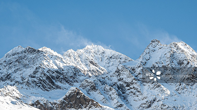 白雪皑皑的山峦映衬着蓝天图片素材