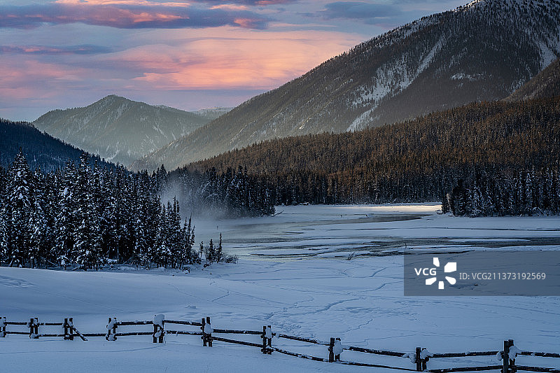 日落时雪山映衬天空的风景图片素材