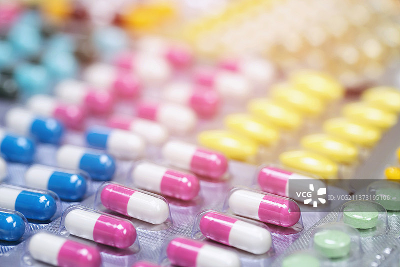 近距离的药物抗生素药丸，近距离的彩色胶囊在桌子上图片素材