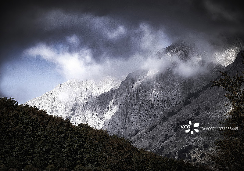 卡博纳拉山，低角度看雪山对天空，Pizzo卡博纳拉，Isnello，巴勒莫，意大利图片素材