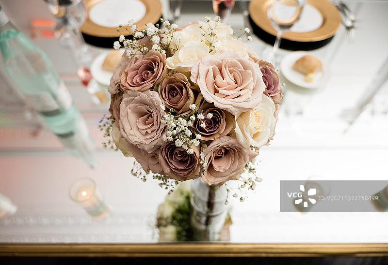 上图是桌上的玫瑰花束图片素材