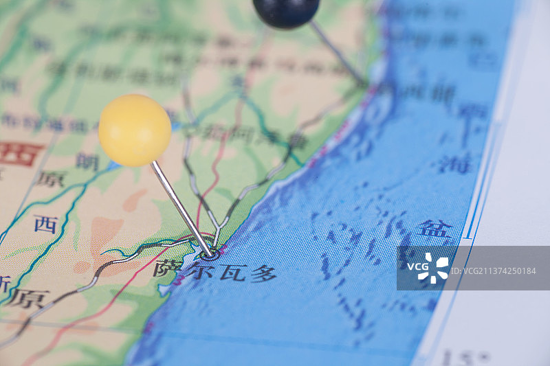 一枚大头钉在地图上标注巴西城市萨尔瓦多的地理位置图片素材