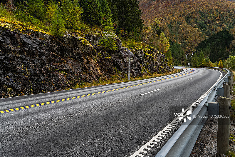 挪威秋天山区道路图片素材