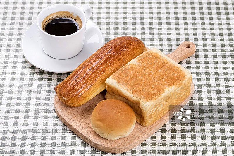 放在砧板上的烤面包与鸡蛋咖啡摆放在桌面上特写图片素材