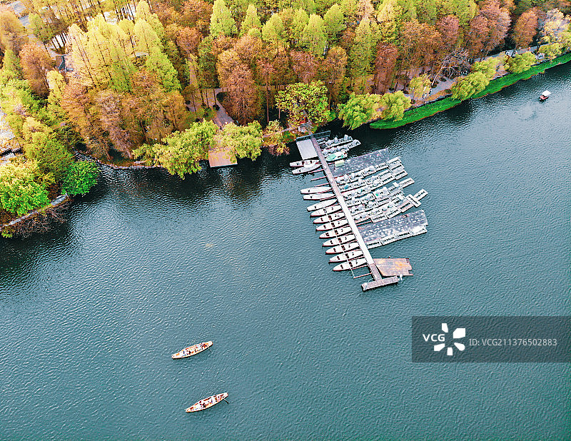 清明假期西湖上的游船图片素材
