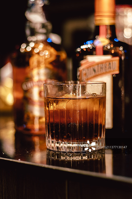 酒吧里各种威士忌洋酒和鸡尾酒图片素材