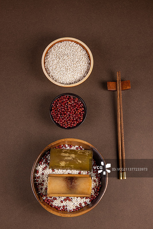 端午节民间传统美食糯米红豆沙竹筒粽图片素材