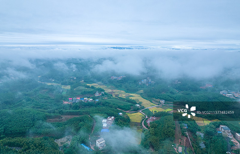 中国广西南宁青秀区乡村山林晨雾航拍风光图片素材