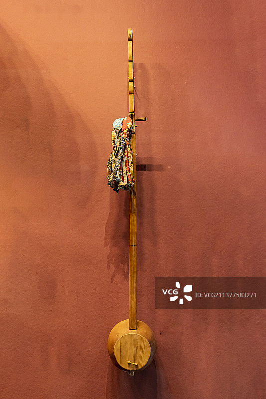 中国工艺美术馆：天琴（弦鸣拨奏乐器，壮族，木制琴身、面板，葫芦琴筒）图片素材