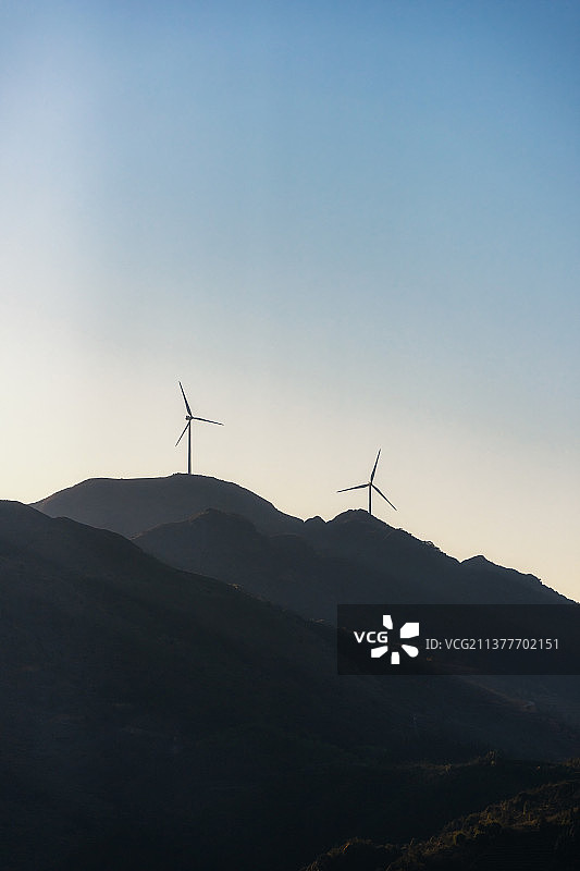 福建漳州风电项目山顶风车（风力发电站）日落时分剪影图片素材