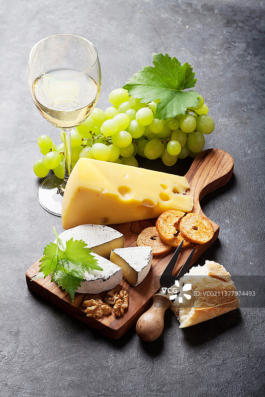 葡萄酒，葡萄，奶酪，高角度的奶酪，奶酪和坚果在桌子上图片素材