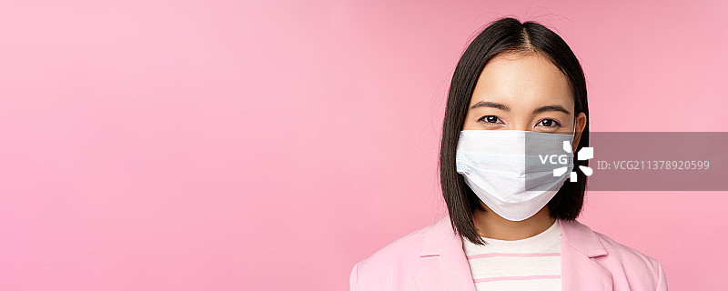 特写肖像的日本商人在医疗口罩，西装图片素材