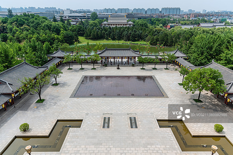 俯瞰中国西安大唐芙蓉园芙蓉湖和古建筑图片素材
