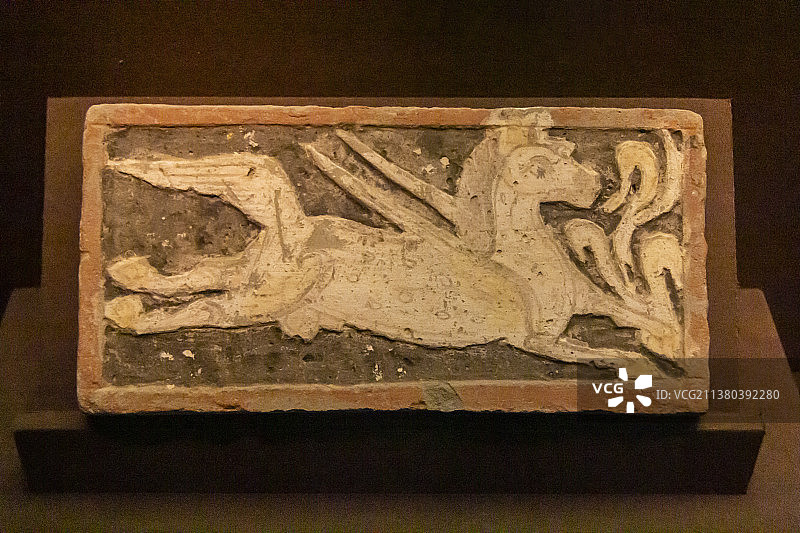 翼马画像砖（西晋，2001年甘肃省敦煌市佛爷庙湾墓群出土，敦煌市博物馆藏。画面绘双肩生翼的奔马形象）图片素材