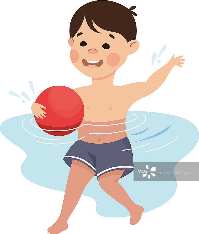 小男孩微笑着在水里游泳，玩球图片素材