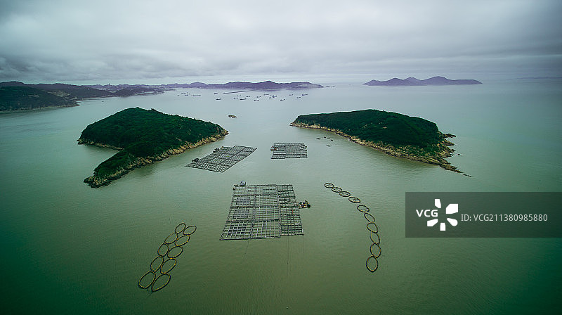 中瞿岛和小瞿岛中间的海水养殖网箱图片素材