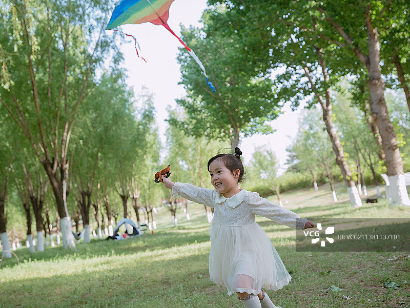 小女孩在露营地放风筝图片素材